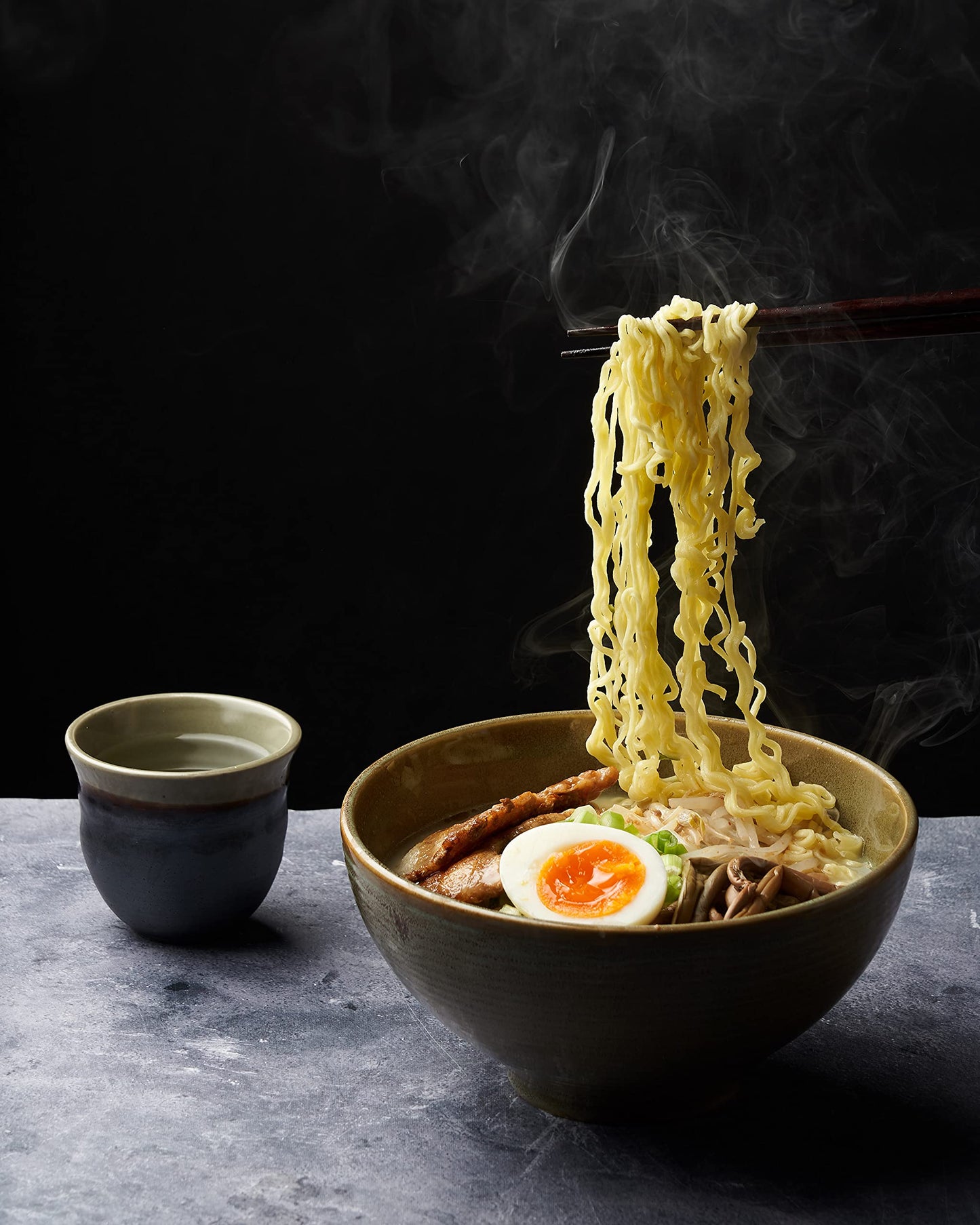 Nongshim Tonkotsu Kuromayu Ramen with Kuromayu Black Garlic Oil, 6 Paper Bowls